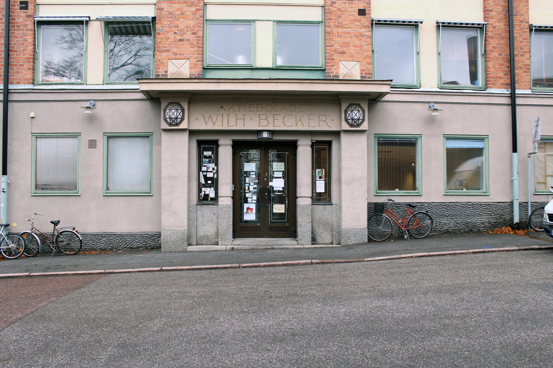 The entrance of Färgkontoret, with 'Aktiebolaget Wilh. Becker' carved above the door